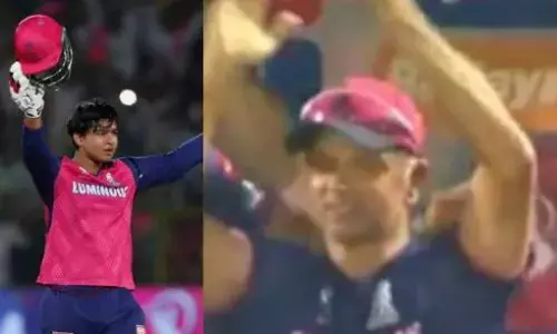 बीच मैच में घटी दिल छू लेने वाली घटना, वैभव के शतक के जश्न में चोट को भूले हेड कोच The Wall, सोशल मीडिया पर वायरल हुआ वीडियो बीच मैच में घटी दिल छू लेने वाली घटना, वैभव के शतक के जश्न में चोट को भूले हेड कोच The Wall, सोशल मीडिया पर वायरल हुआ वीडियो