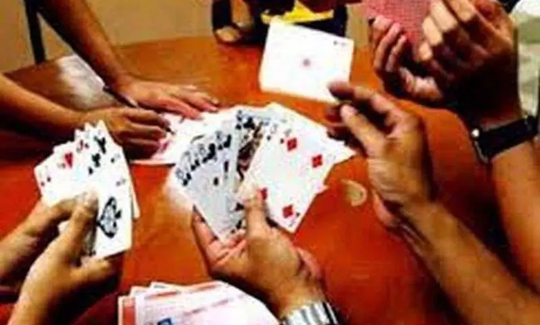 पुलिस ने होटल पर छापा मार कर प्रतिष्ठित व्यापारियों को जुआ खेलते पकड़ा पुलिस ने होटल पर छापा मार कर प्रतिष्ठित व्यापारियों को जुआ खेलते पकड़ा