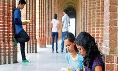 लोन मंजूर नहीं होने पर छात्रा को पढ़ाने से इनकार, फीस भी नहीं दे रहे लोन मंजूर नहीं होने पर छात्रा को पढ़ाने से इनकार, फीस भी नहीं दे रहे