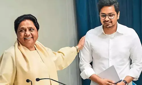 क्या आकाश आनंद के राजनीतिक फ्यूचर को लेकर टेंशन में आई मायावती? जानें क्यों कही भतीजे का हौसला बढ़ाने की बात क्या आकाश आनंद के राजनीतिक फ्यूचर को लेकर टेंशन में आई मायावती? जानें क्यों कही भतीजे का हौसला बढ़ाने की बात