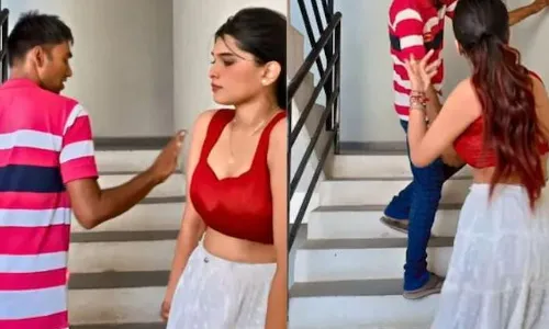 सीढ़ी पर एक लड़की बना रही थी वीडियो, तो लड़के ने ऐसा किया काम कि लड़की ने लगाया उसको चमाट, कमेंट ने सभी ने लड़की की करी तारीफ!