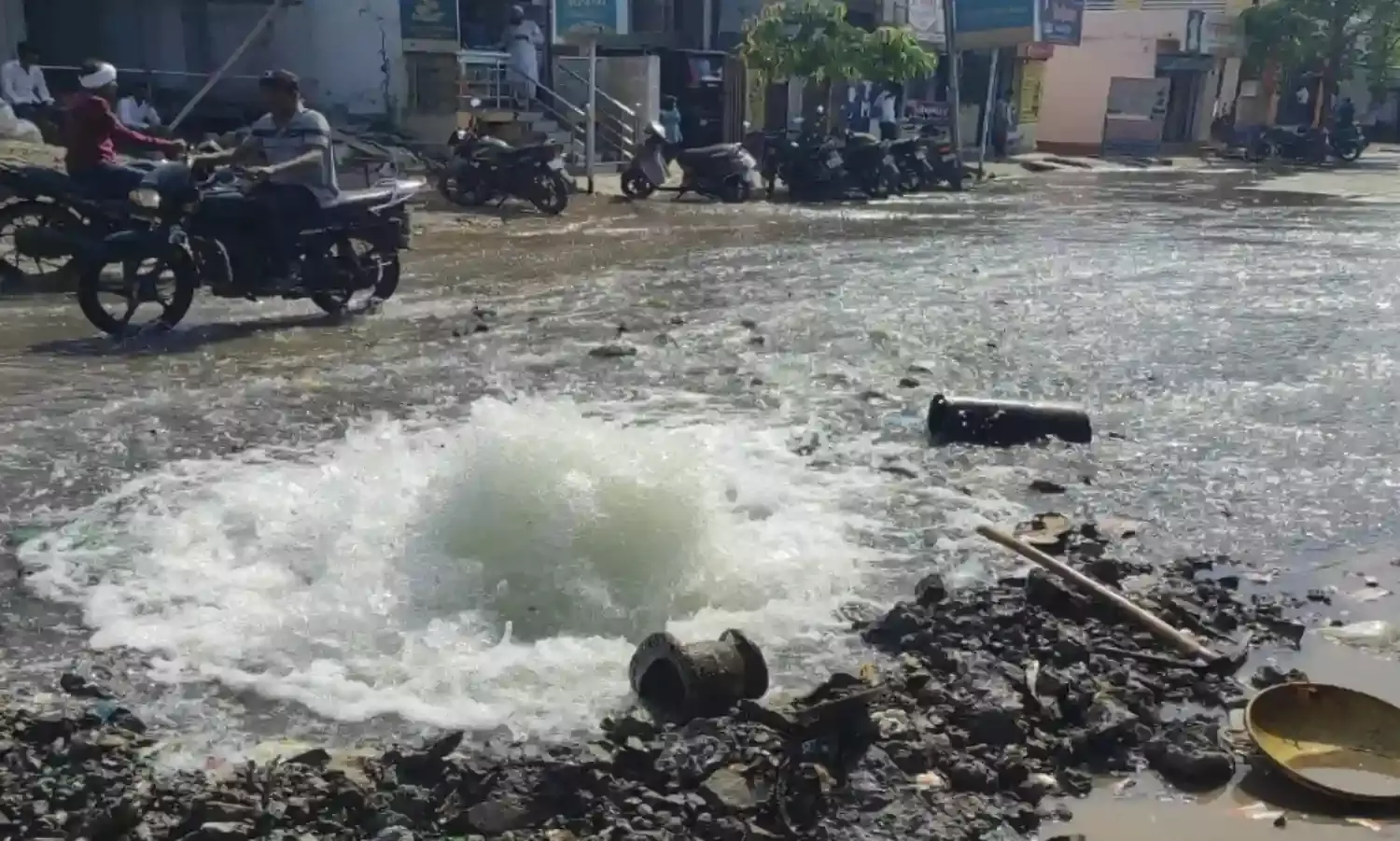 मुख्य जलापूर्ति की पाइपलाइन फटी, प्रशासन की लापरवाही से हजारों लीटर पानी बर्बाद