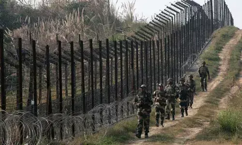 कब सुधरेगा पाकिस्तान? एक बार फिर किया सीजफायर का उल्लंघन, नियंत्रण रेखा पर चलाई गोलियां, भारतीय सेना का मुंह तोड़ जवाब कब सुधरेगा पाकिस्तान? एक बार फिर किया सीजफायर का उल्लंघन, नियंत्रण रेखा पर चलाई गोलियां, भारतीय सेना का मुंह तोड़ जवाब