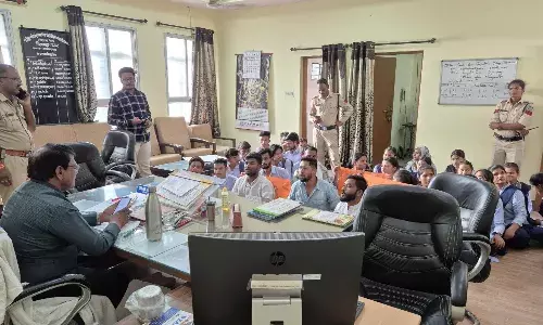 प्राचार्य के कमरे में बैठकर दिया धरना, अनियमितताएं सुधारने की मांग प्राचार्य के कमरे में बैठकर दिया धरना, अनियमितताएं सुधारने की मांग