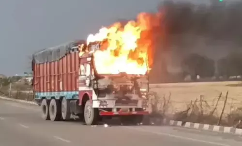 हाइवे पर चलते ट्रक में भडक़ी आग, बाल-बाल बचा ड्राइवर