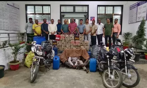 नकली शराब बेचने वालों का पर्दाफाश, असली का लेबल लगाकर बेच रहे थे