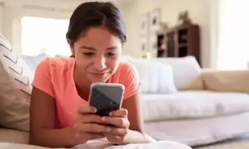 आपके बच्चे भी दिनभर फोन में घुसे रहते हैं तो हो जाएं अलर्ट, नहीं तो बिहेवियर में आ सकते हैं ये बदलाव