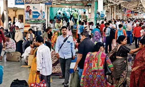 600 से अधिक यात्री बढ़े तो स्पेशल ट्रेन मिलेगी, प्लेटफाॅर्म की भीड़ होगी बाहर