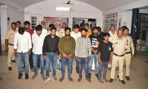 होटल के कमरे में लग रहे थे लाखों के दांव, पुलिस ने छापा मारकर एमपी-यूपी के 13 जुआरियों को पकड़ा होटल के कमरे में लग रहे थे लाखों के दांव, पुलिस ने छापा मारकर एमपी-यूपी के 13 जुआरियों को पकड़ा