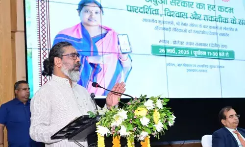 मुख्यमंत्री हेमंत सोरेन ने आंगनबाड़ी  सेविकाओं, पर्यवेक्षिकाओं तथा हेल्पडेस्क कर्मियों के बीच स्मार्टफोन वितरण कार्यक्रम का किया शुभारंभ