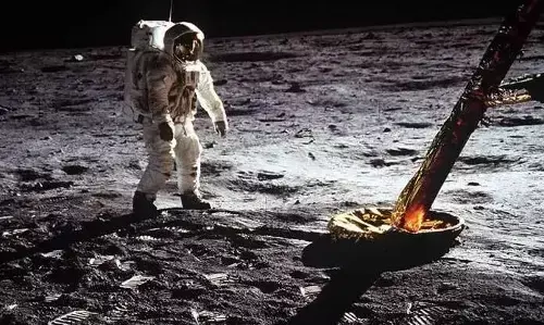 क्या चांद पर अमेरिकी वैज्ञानिकों और एलियंस की हुई थी मुलाकात, जानें स्पेस से जुड़े इस अजीबोगरीब तथ्य के बारे में