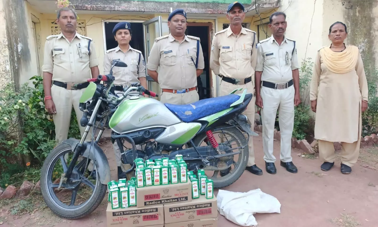 यूपी से आ रहे दो शराब तस्करों को आबकारी विभाग की टीम ने पकडा, २७० क्वार्टर देशी शराब बरामद, बाइक को भी किया जप्त यूपी से आ रहे दो शराब तस्करों को आबकारी विभाग की टीम ने पकडा, २७० क्वार्टर देशी शराब बरामद, बाइक को भी किया जप्त