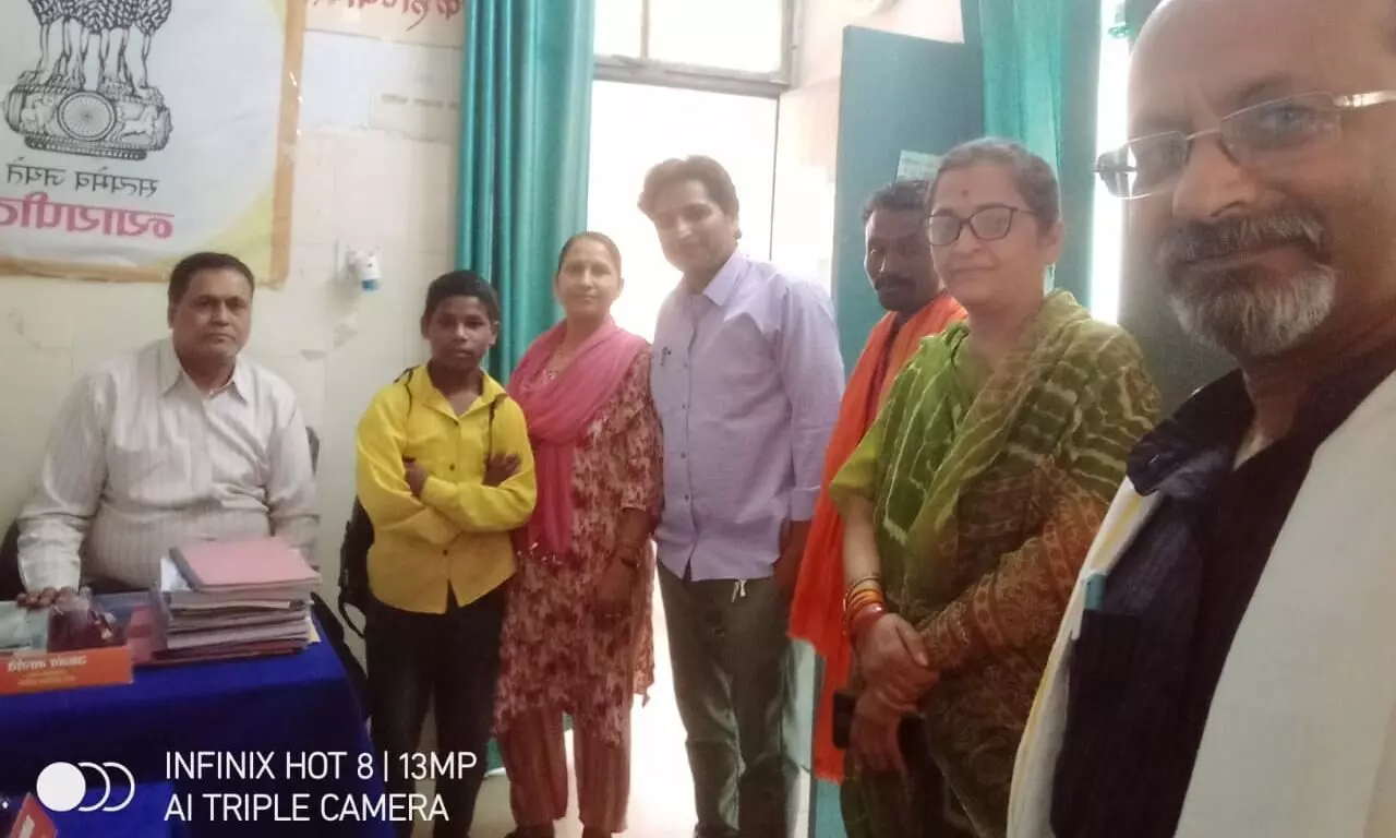 चेन्नई से वापिस लाकर नाबालिग बेटे को पिता से मिलाया, समाजसेवी इंजीनियर योगेन्द्र भदौरिया ने की सहायता चेन्नई से वापिस लाकर नाबालिग बेटे को पिता से मिलाया, समाजसेवी इंजीनियर योगेन्द्र भदौरिया ने की सहायता