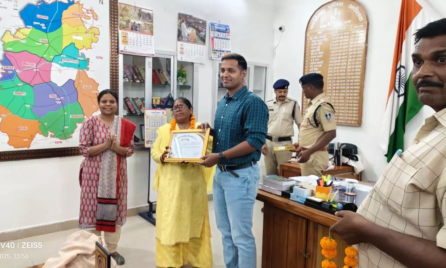 पुलिस अधीक्षक द्वारा सेवानिवृत्त उपनिरीक्षक सुश्री सरोज गुप्ता का सम्मान पुलिस अधीक्षक द्वारा सेवानिवृत्त उपनिरीक्षक सुश्री सरोज गुप्ता का सम्मान