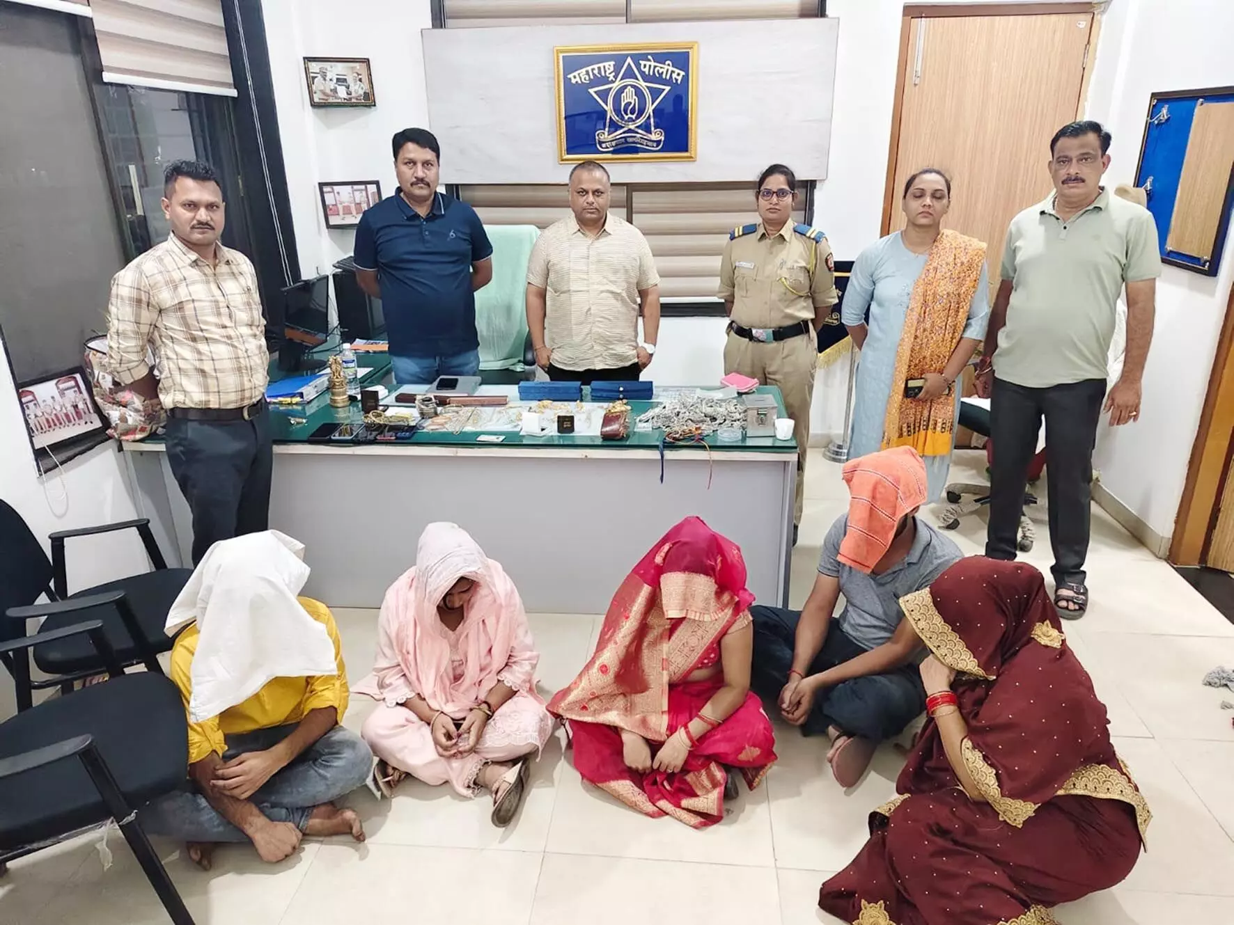 छत्तीसगढ़ से साढ़े 14 लाख के आभूषण चुराकर भागे पांच आरोपी चढ़े पुलिस के हत्थे छत्तीसगढ़ से साढ़े 14 लाख के आभूषण चुराकर भागे पांच आरोपी चढ़े पुलिस के हत्थे