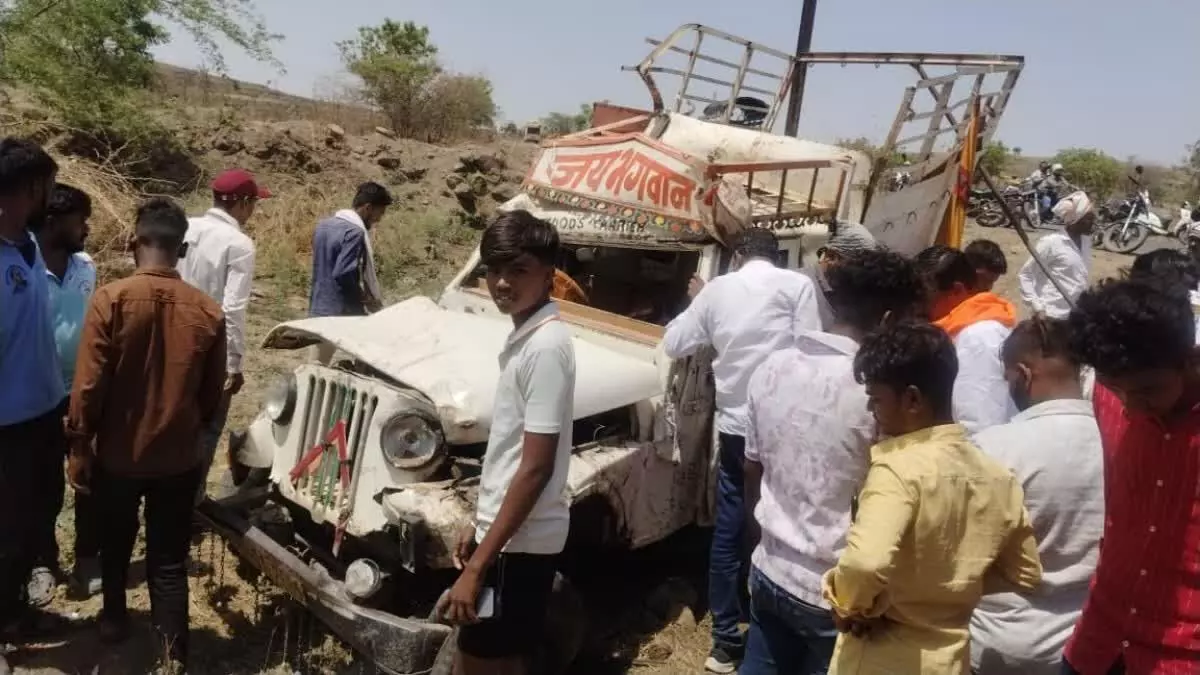 प्याज की कटाई के लिए मजदूरों को लेकर जा रहा वाहन पलटा, 3 जनों की मौत प्याज की कटाई के लिए मजदूरों को लेकर जा रहा वाहन पलटा, 3 जनों की मौत