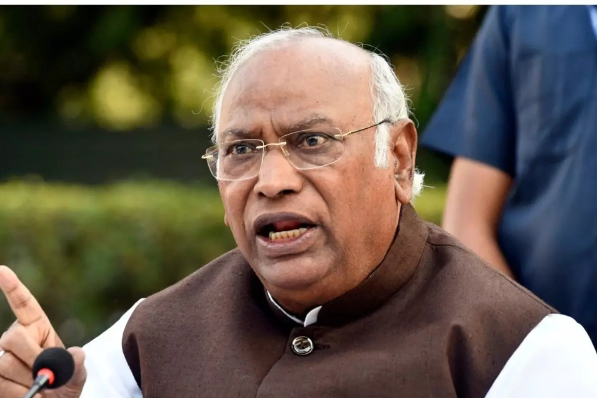खड़गे का बड़ा निशाना - बोले, पहलगाम हमले पर मोदी सरकार की नीति ही स्पष्ट नहीं खड़गे का बड़ा निशाना - बोले, पहलगाम हमले पर मोदी सरकार की नीति ही स्पष्ट नहीं