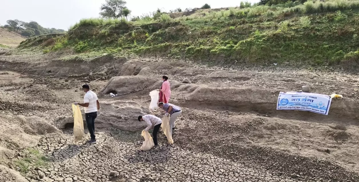 सामूहिक श्रमदान से जल स्रोतों की हो रही है सफाई सामूहिक श्रमदान से जल स्रोतों की हो रही है सफाई