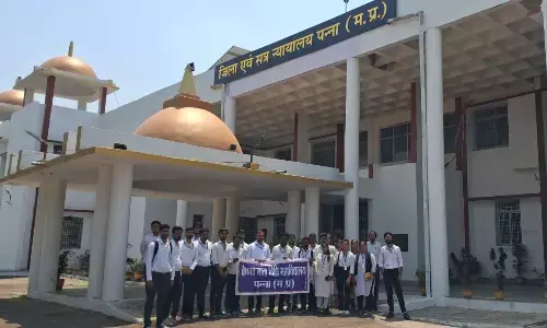 महाविद्यालय के एलएलबी के छात्र-छात्राओं ने किया न्यायालय का विजिट