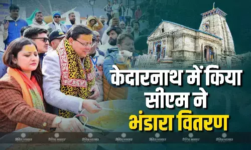 केदारनाथ के पट खुलते समय सीएम धामी भी रहे मौजूद, पत्नी और परिवार के साथ भक्तों को बांटा भंडारा