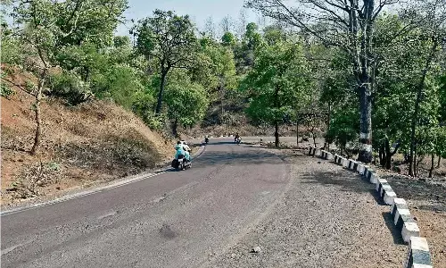 एयरपोर्ट की नई 13 किमी सड़क अब फोरलेन बनेगी एयरपोर्ट की नई 13 किमी सड़क अब फोरलेन बनेगी