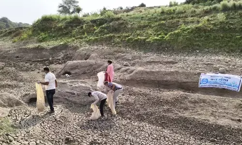 सामूहिक श्रमदान से जल स्रोतों की हो रही है सफाई