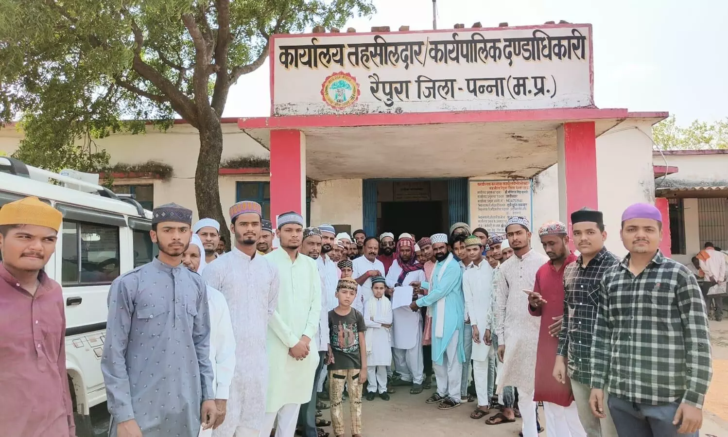 पहलगाम हमले के विरोध में रैपुरा के मुस्लिम भाईयों ने मुख्यमंत्री के नाम सौंपा ज्ञापन पहलगाम हमले के विरोध में रैपुरा के मुस्लिम भाईयों ने मुख्यमंत्री के नाम सौंपा ज्ञापन