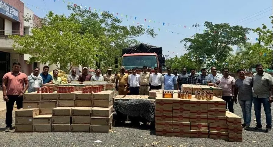 देशी-विदेशी शराब की पेटियों से लदा ट्रक पकड़ा, चार आरोपियों पर मामला दर्ज देशी-विदेशी शराब की पेटियों से लदा ट्रक पकड़ा, चार आरोपियों पर मामला दर्ज