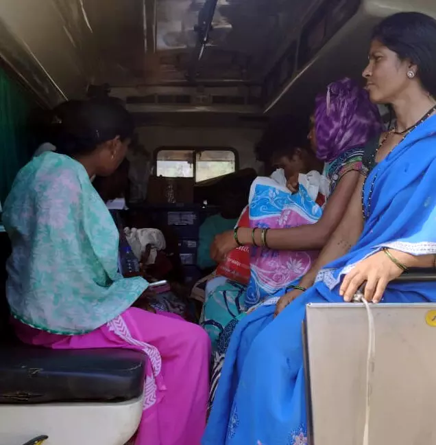 नक्सल प्रभावित गड़चिरोली जिले में एम्बुलेंस में ही हुई गर्भवती की प्रसूति नक्सल प्रभावित गड़चिरोली जिले में एम्बुलेंस में ही हुई गर्भवती की प्रसूति