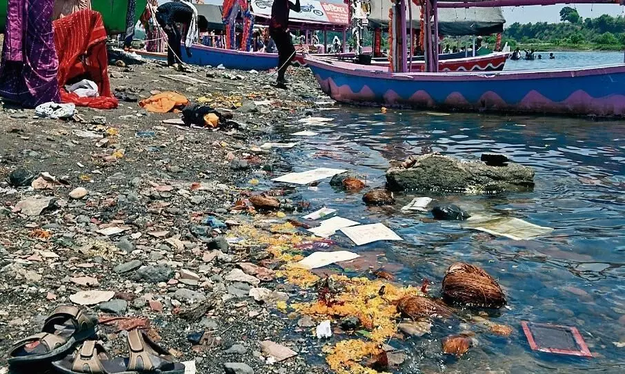 मां..आस्था तो अखंड है, पर पॉलिथीन का इस्तेमाल छोड़ न पाए, घाट पर भी किसी तरह की रोक न टोक मां..आस्था तो अखंड है, पर पॉलिथीन का इस्तेमाल छोड़ न पाए, घाट पर भी किसी तरह की रोक न टोक