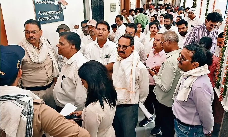 जिस मामले में ईओडब्ल्यू ने एफआईआर दर्ज की थी कलेक्टर की जांच में तहसीलदार व पटवारी निर्दोष जिस मामले में ईओडब्ल्यू ने एफआईआर दर्ज की थी कलेक्टर की जांच में तहसीलदार व पटवारी निर्दोष
