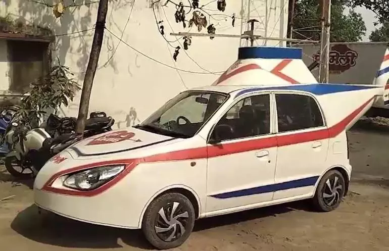 प्रतापगढ़ में हेलीकॉप्टर मॉडिफाइड कार को किया गया जब्त, देखकर पुलिसवाले ने काटा चालान, जानकर उड़ गए सबके होश प्रतापगढ़ में हेलीकॉप्टर मॉडिफाइड कार को किया गया जब्त, देखकर पुलिसवाले ने काटा चालान, जानकर उड़ गए सबके होश