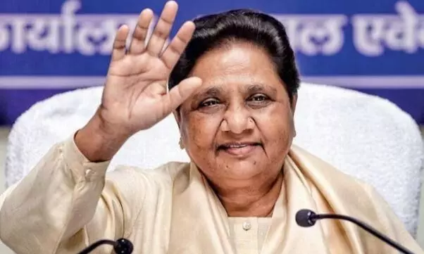 बसपा चीफ मायावती ने श्रेय की होड़ को लेकर बीजेपी और कांग्रेस पर निशाना साधा बसपा चीफ मायावती ने श्रेय की होड़ को लेकर बीजेपी और कांग्रेस पर निशाना साधा