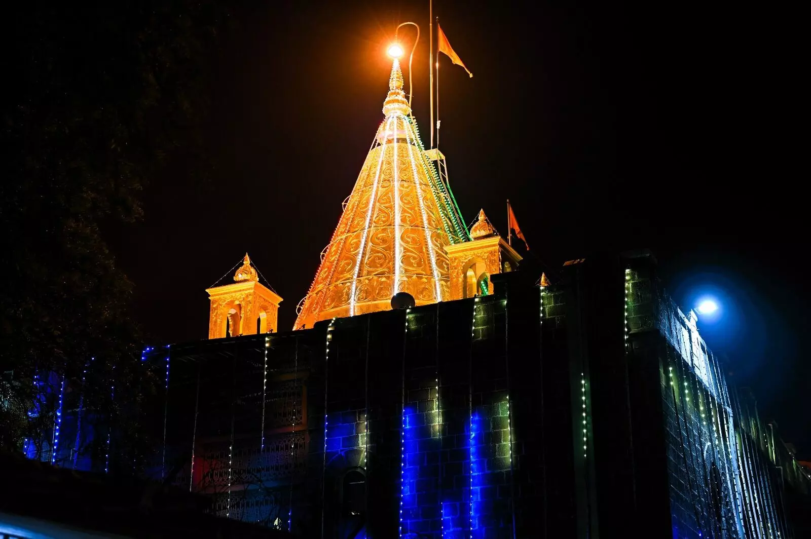 साई मंदिर को बम से उड़ाने की धमकी के बाद शिर्डी में सुरक्षा अलर्ट साई मंदिर को बम से उड़ाने की धमकी के बाद शिर्डी में सुरक्षा अलर्ट
