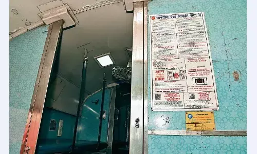 139 की रेंज रेल मंत्री तक, कोच में ही ढूंढ निकाले बचाव के रास्ते 139 की रेंज रेल मंत्री तक, कोच में ही ढूंढ निकाले बचाव के रास्ते