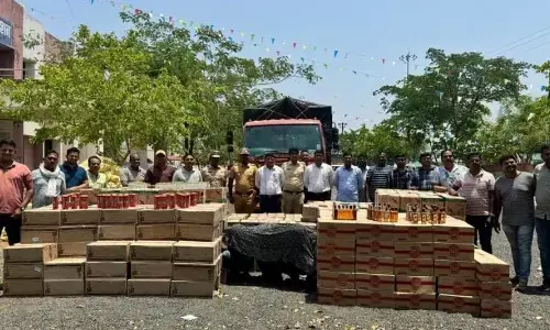 देशी-विदेशी शराब की पेटियों से लदा ट्रक पकड़ा, चार आरोपियों पर मामला दर्ज