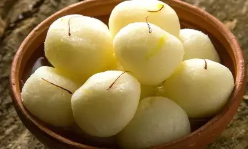 मां को देना चाहते हैं सरप्राइज तो मदर्स डे पर बनाएं टेस्टी रसगुल्ले, यहां देखें परफेक्ट रेसिपी मां को देना चाहते हैं सरप्राइज तो मदर्स डे पर बनाएं टेस्टी रसगुल्ले, यहां देखें परफेक्ट रेसिपी