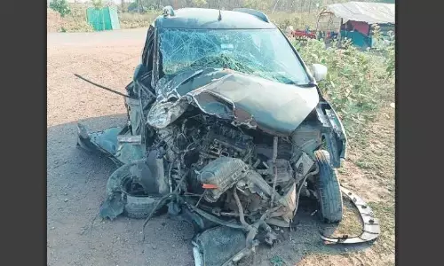 टक्कर के बाद दो सौ मीटर घिसटती गई कार टक्कर के बाद दो सौ मीटर घिसटती गई कार