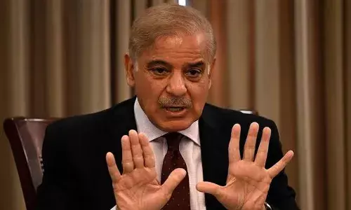 भारत के एक्शन से अंततराष्ट्रीय मंच पर लड़खाया पाक, PM शहबाज शरीफ  अरब देशों के सामने फैला रहे हाथ