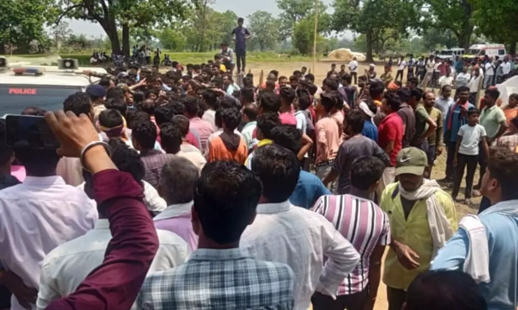 खेत में किसान पर बाघ ने किया हमला, किसान की मौत पर आक्रोशित हुए ग्रामीण, बीटगार्ड पर उतारा गुस्सा खेत में किसान पर बाघ ने किया हमला, किसान की मौत पर आक्रोशित हुए ग्रामीण, बीटगार्ड पर उतारा गुस्सा