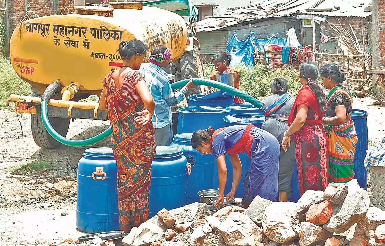 गर्मी का साइड इफेक्ट गांवों में बढ़ रहा जलसंकट, दो तहसील में 14 टैंकर से जलापूर्ति गर्मी का साइड इफेक्ट गांवों में बढ़ रहा जलसंकट, दो तहसील में 14 टैंकर से जलापूर्ति
