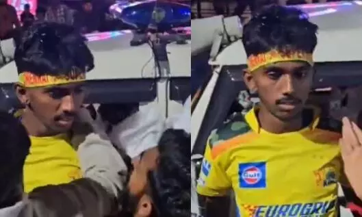 मैच के बाद आपस में भिड़े फैंस, पुलिस ने किया बीच-बचाव, सोशल मीडिया पर वायरल हो रहा वीडियो मैच के बाद आपस में भिड़े फैंस, पुलिस ने किया बीच-बचाव, सोशल मीडिया पर वायरल हो रहा वीडियो