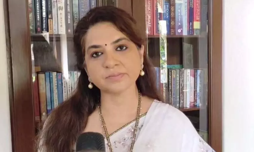 यूरोप में परिवार के साथ छुट्टी मना रहे उद्धव ठाकरे, आतंकवादी हमले के बाद शिवसेना नेता शाइना एनसी ने विदेश घुमने का लगाया आरोप यूरोप में परिवार के साथ छुट्टी मना रहे उद्धव ठाकरे, आतंकवादी हमले के बाद शिवसेना नेता शाइना एनसी ने विदेश घुमने का लगाया आरोप