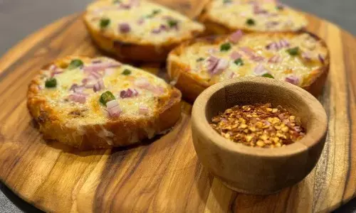 कुछ डिफरेंट बनाने के बारे सोच रहे हैं तो, परिवार के लिए बनाएं गार्लिक ब्रेड, संडे का परफेक्ट नाश्ता