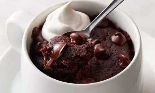 घर पर करना है मम्मी के लिए कुछ खास, तो बनाएं चॉकलेट मग केक, खाने के बाद केक खाकर मम्मी हो जाएंगी खुश