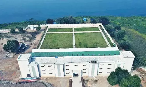 करोड़ों की लागत से कुछ माह पहले बना दर्शक दीर्घा का शेड हल्की सी हवा में उड़ा करोड़ों की लागत से कुछ माह पहले बना दर्शक दीर्घा का शेड हल्की सी हवा में उड़ा