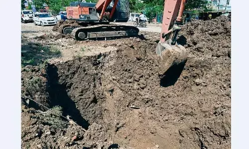 भीषण गर्मी में फिर फूटी मेन राइजिंग लाइन, आधे शहर में छाया जलसंकट भीषण गर्मी में फिर फूटी मेन राइजिंग लाइन, आधे शहर में छाया जलसंकट