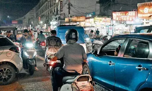 सड़क पर ही पार्किंग, पीक ऑवर्स में निकलना मुश्किल सड़क पर ही पार्किंग, पीक ऑवर्स में निकलना मुश्किल