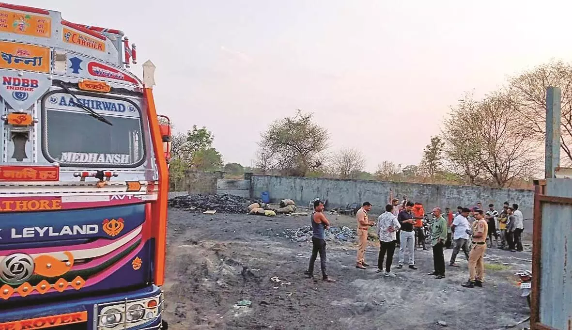 अवैध कोयला टाल पर पुलिस ने मारा छापा , 8 लोगों पर मामला किया दर्ज अवैध कोयला टाल पर पुलिस ने मारा छापा , 8 लोगों पर मामला किया दर्ज
