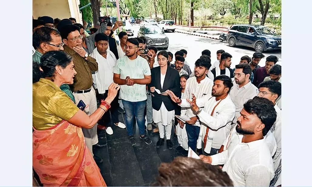 प्रश्न-पत्र में समाधि को मकबरा लिखे जाने पर जताया विरोध प्रश्न-पत्र में समाधि को मकबरा लिखे जाने पर जताया विरोध